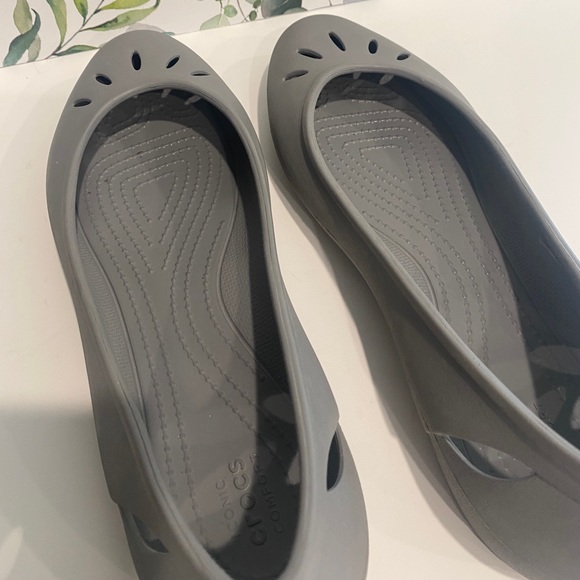 CROCS Kelli Flats Women’s Sz 11, Smoke Grey, Slip On Ballet Flats with Cut Outs - Picture 4 of 8